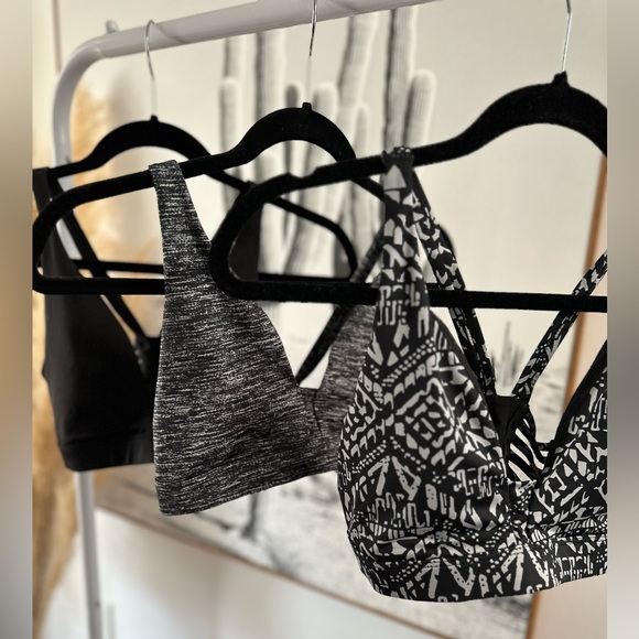 3 Victoria Secret sports bras in size Small. Deep V front. Grey, black & printed - Picture 13 of 15